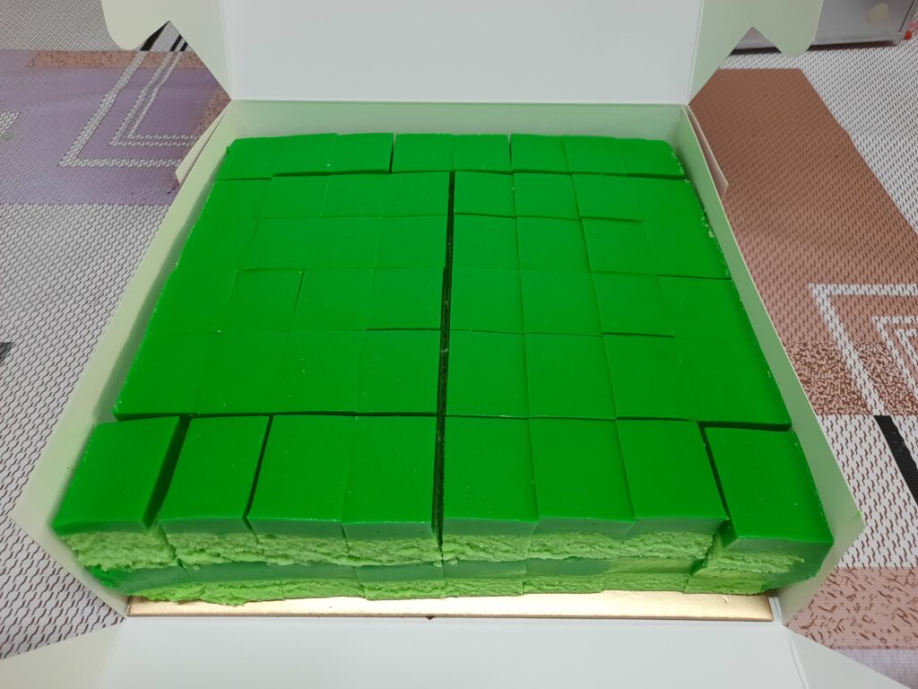 pandan layer cake cut 48 pieces